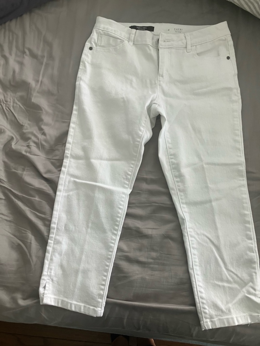 Simply Vera by Vera Wang White Women's Capri Jeans - Classic Straight Fit